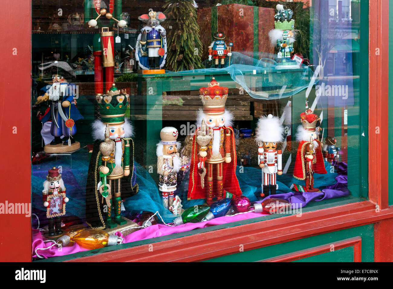 Weihnachtsmänner, Nussknacker und Weihnachtsschmuck in alten Schaufenster in der Altstadt von Fernandina Beach, Florida, USA. Stockfoto