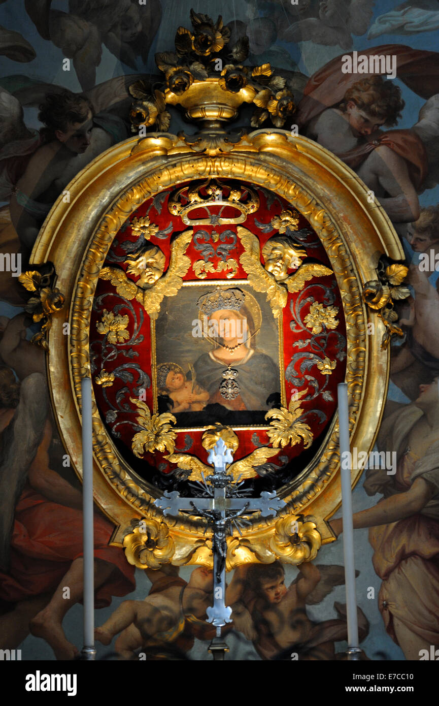 Ein Bild der Madonna auf dem Altar der Chiesa della Madonna di Galliera