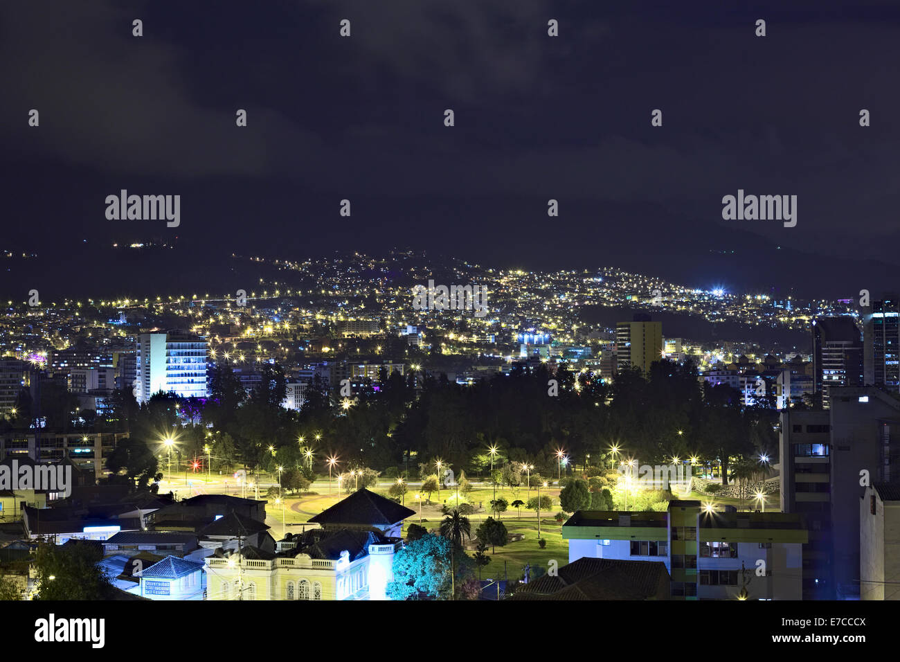 Blick auf den Parque del Arbolito und Parque El Ejido und die umliegenden Gebäude in der Nacht in Quito, Ecuador Stockfoto