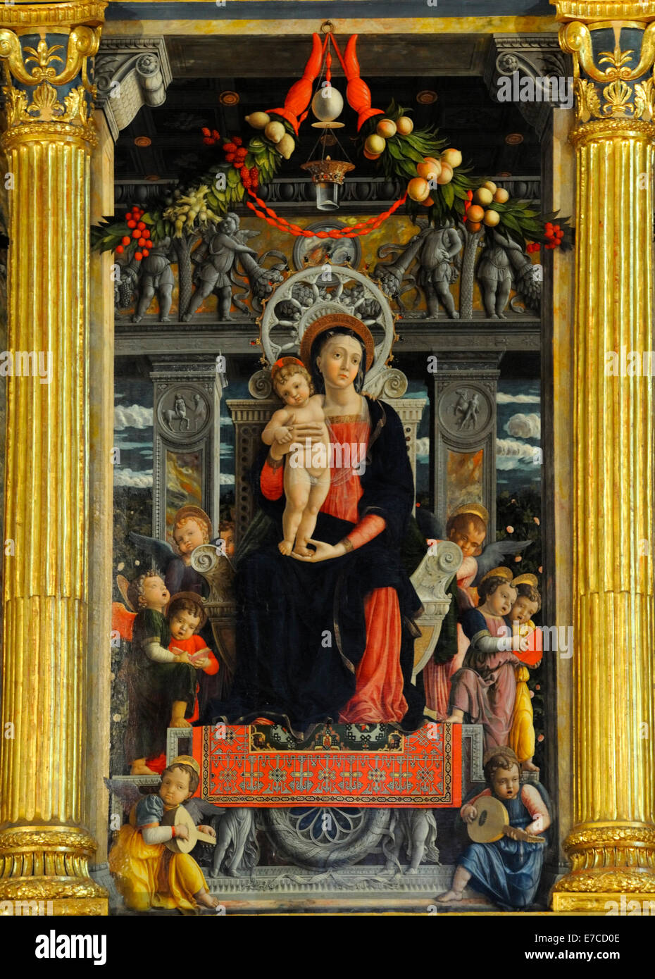 Mitteltafel des eine hölzerne Altarbild "Maesta della Vergine" von Andrea Mantegna (1457-1459) in der Basilika San Zeno Maggiore Stockfoto