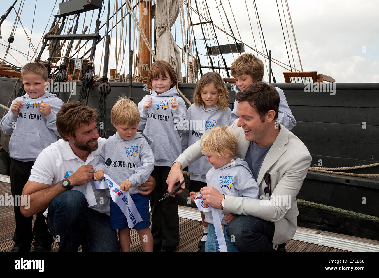 Ain Percy und Matt Baker Pose mit Kindern vor der Phoenix auf der Southampton Boat show 2014 Stockfoto