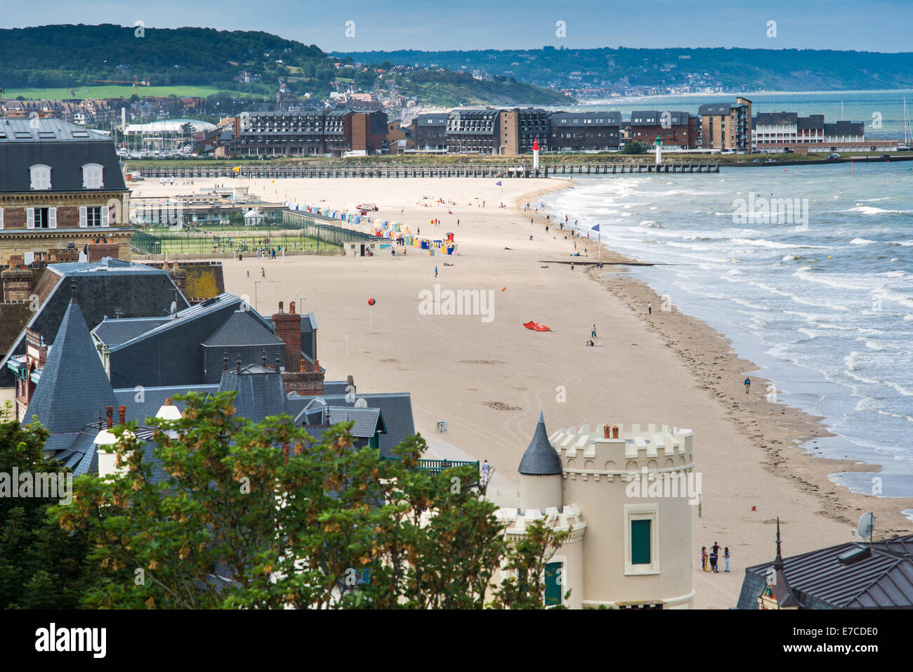 Frankreich, Calvados, Trouville Sur Mer, Blick auf die Gebäude und der Strand Stockfoto