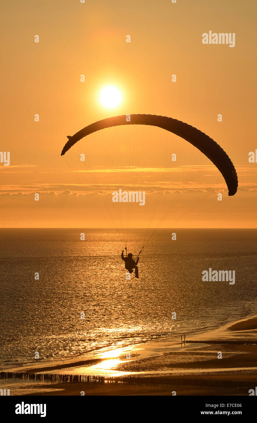 Parapending auf den Strand von Zoutelande in den Niederlanden