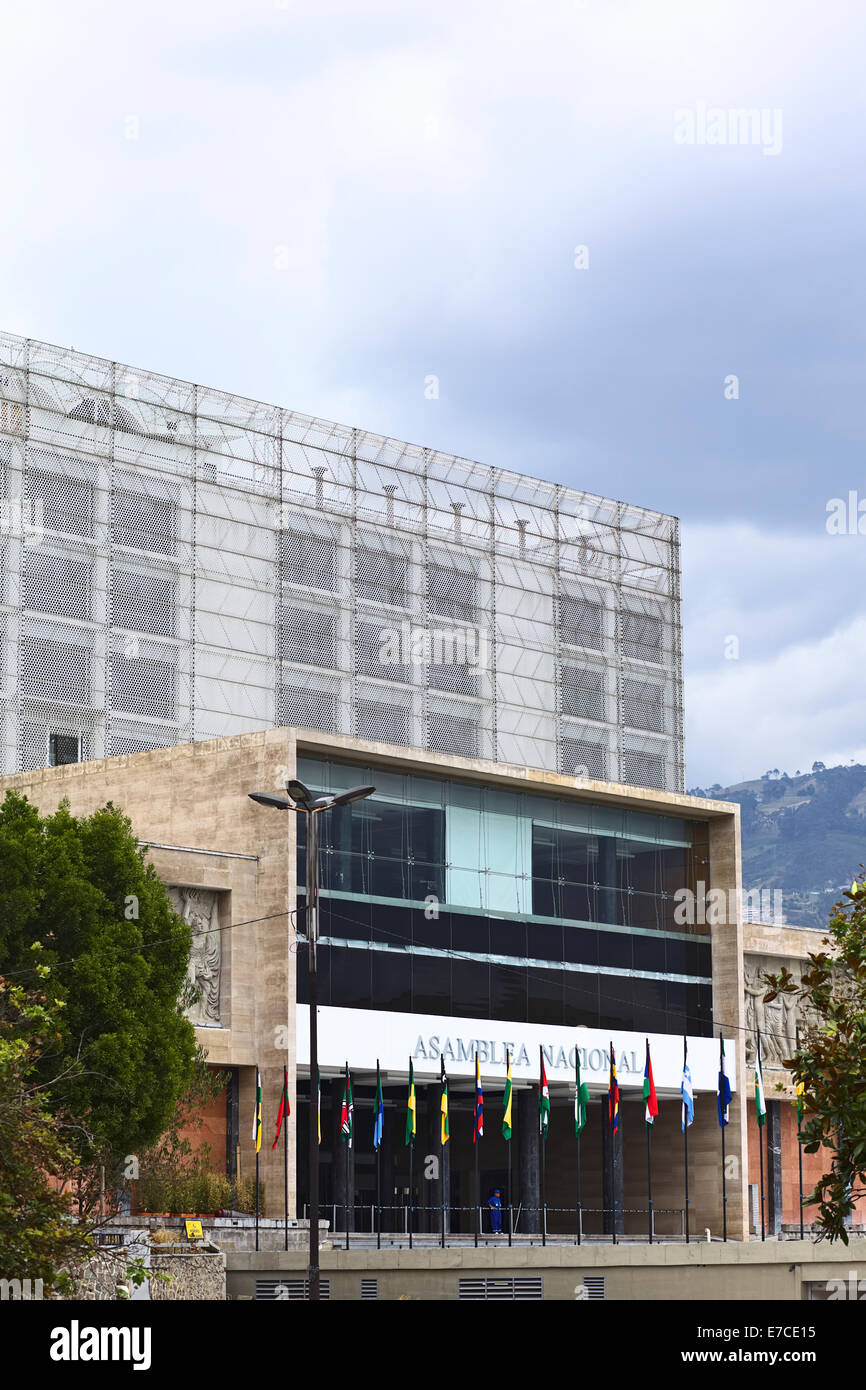 QUITO, ECUADOR - 6. August 2014: Der Bau der Asamblea Nacional (Nationalversammlung) entlang der Avenue Juan Montalvo Stockfoto