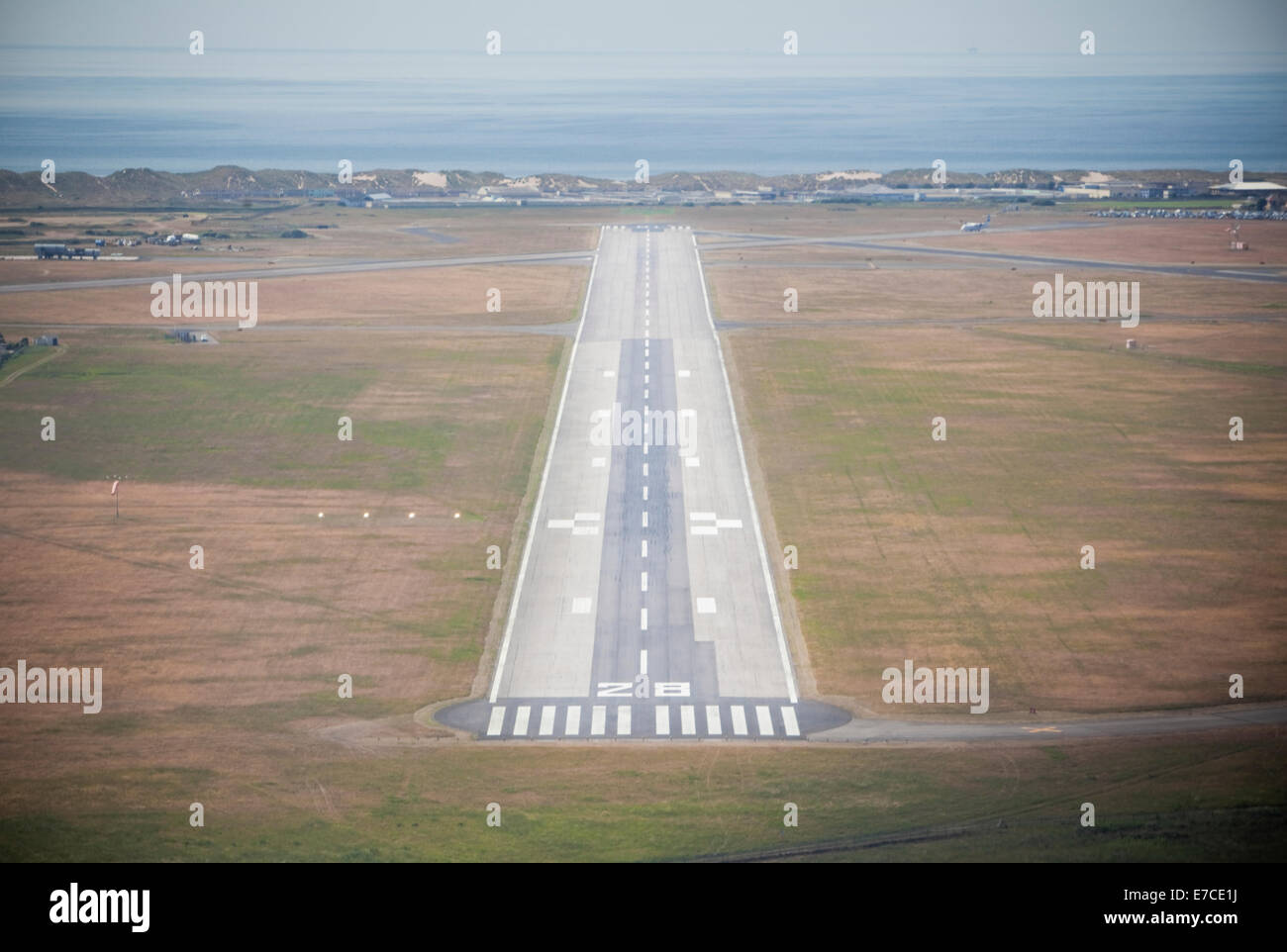 Kleines Flugzeug fliegen im Sommer Stockfoto