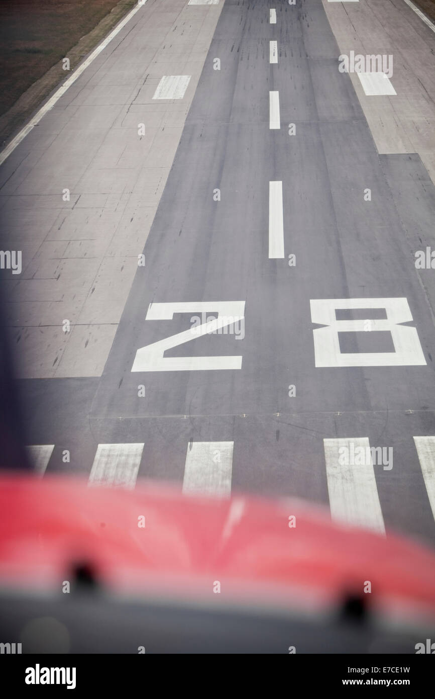 Kleines Flugzeug fliegen im Sommer Stockfoto