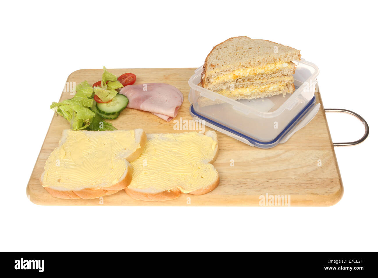 Sandwiches und Zutaten auf einem hölzernen Essen Vorbereitung Brett isoliert gegen weiß Stockfoto