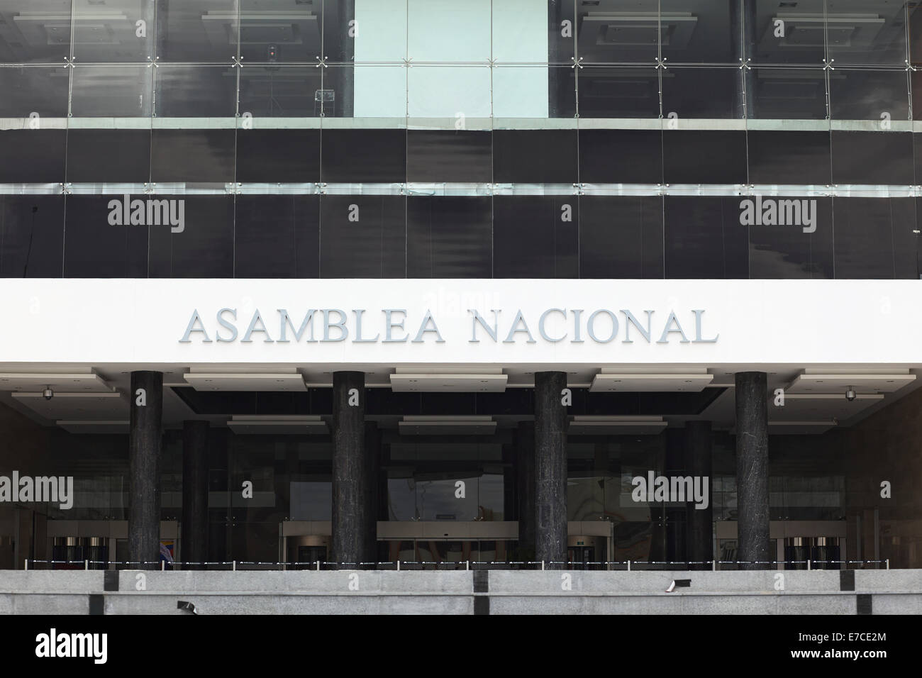 QUITO, ECUADOR - 6. August 2014: Der Eingangsbereich des Gebäudes der Asamblea Nacional (Nationalversammlung) Stockfoto