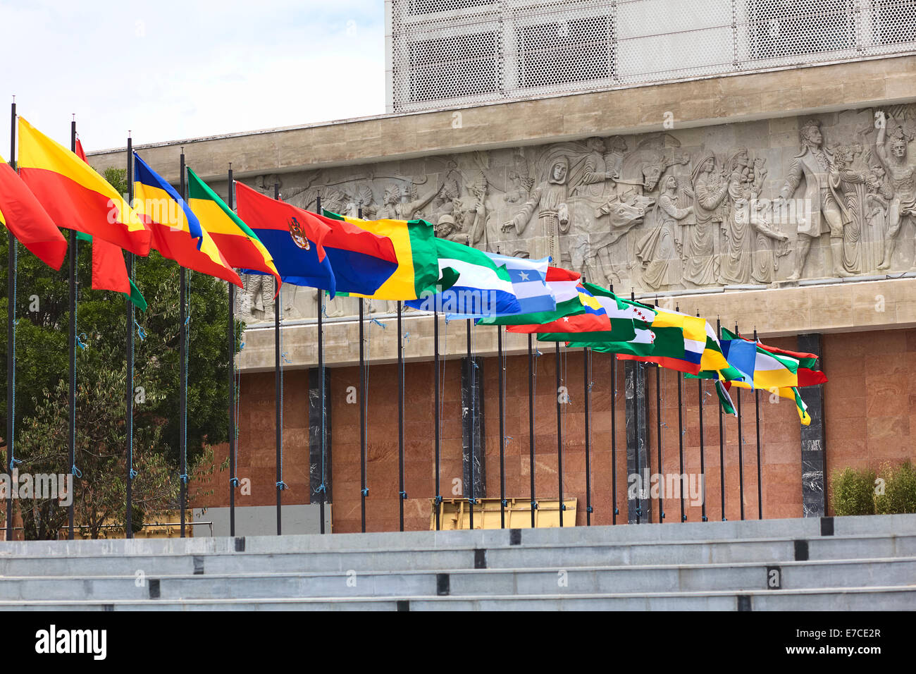 QUITO, ECUADOR - 6. August 2014: Flaggen neben dem Eingang des Gebäudes der Asamblea Nacional (Nationalversammlung) Stockfoto