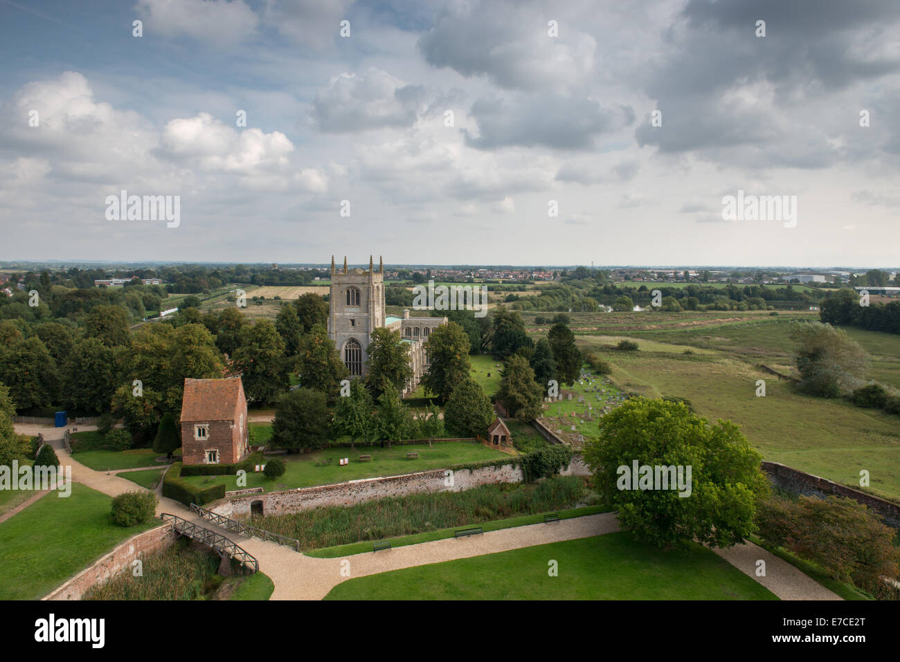 Der Blick auf die Landschaft von Lincolnshire von Tattershall Castle Zinnen. Stockfoto