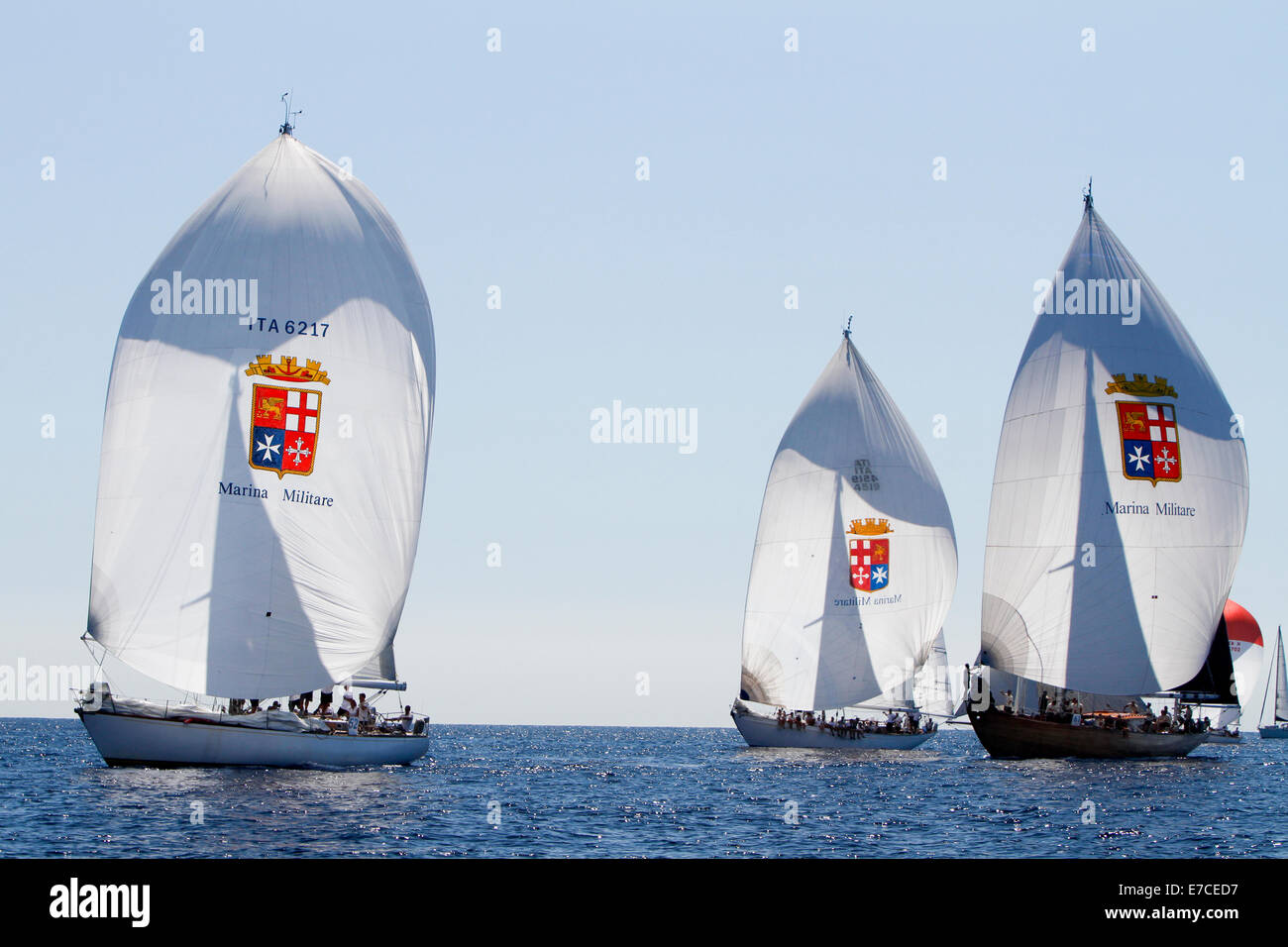 Imperia, Italien. 13. September 2014. Drei Schiffe gehören zur italienischen Marine racing während Vele d ' Epoca. Vele d ' Epoca ist eine Oldtimer Yachten Regatta findet alle zwei Jahre in Imperia, Italien. Stockfoto