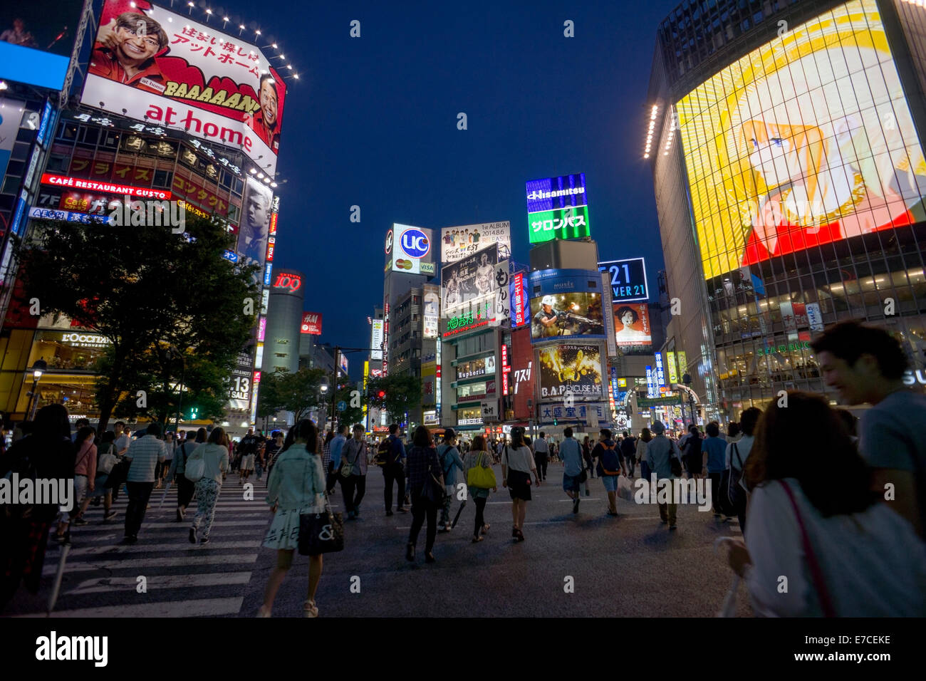 Tokio - 28. August 2014.  Fußgänger überqueren Hachikō Square, Shibuya Tokio bei Nacht. . Im August 2014 in Tokio, Japan. Stockfoto