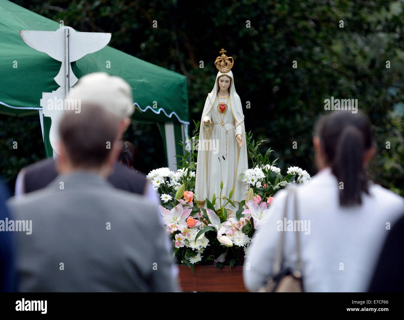 Fallowfield, Manchester, UK 13. September 2014 Statue unserer lieben Frau an der Front als das zentrale Bild steht. Die Legion Mariens hält seinen 41. Annual Rosenkranz Kreuzzug in Platt Fields Park. Rund sechzig Katholiken besuchen, rezitieren den Rosenkranz, singen Lieder und mit einer kleinen Prozession. Fr Simon Stamp, ein junger Priester aus Accrington, gab eine kurze Predigt. Rosenkranz Kreuzzug Manchester, UK Stockfoto