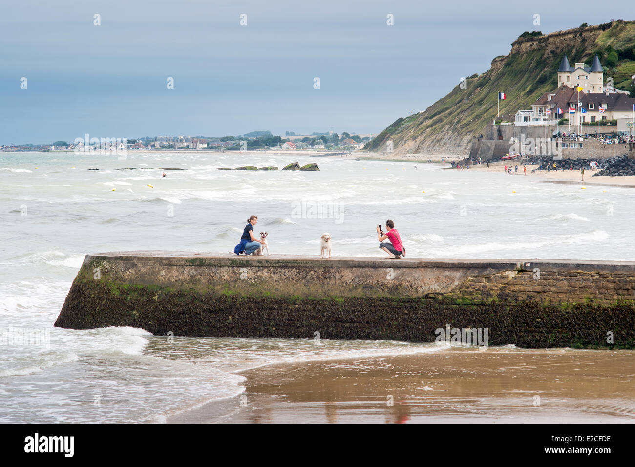 Arromanches-Les-Bains-Strand mit den Resten der Mulberry-Hafen in der Normandie Frankreich Stockfoto