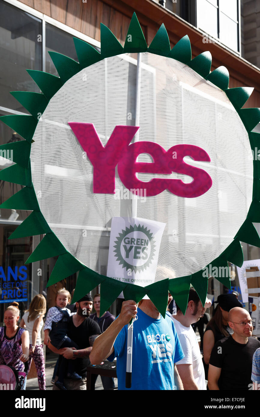 Buchanan Street, Glasgow, Schottland, Großbritannien, Samstag, 13. September 2014. Am letzten Wochenende, bevor sie am Donnerstag zu den Umfragen gehen, gehen die Grünen-Aktivisten in die Innenstadt, um Ja-Stimmen zu prüfen Stockfoto