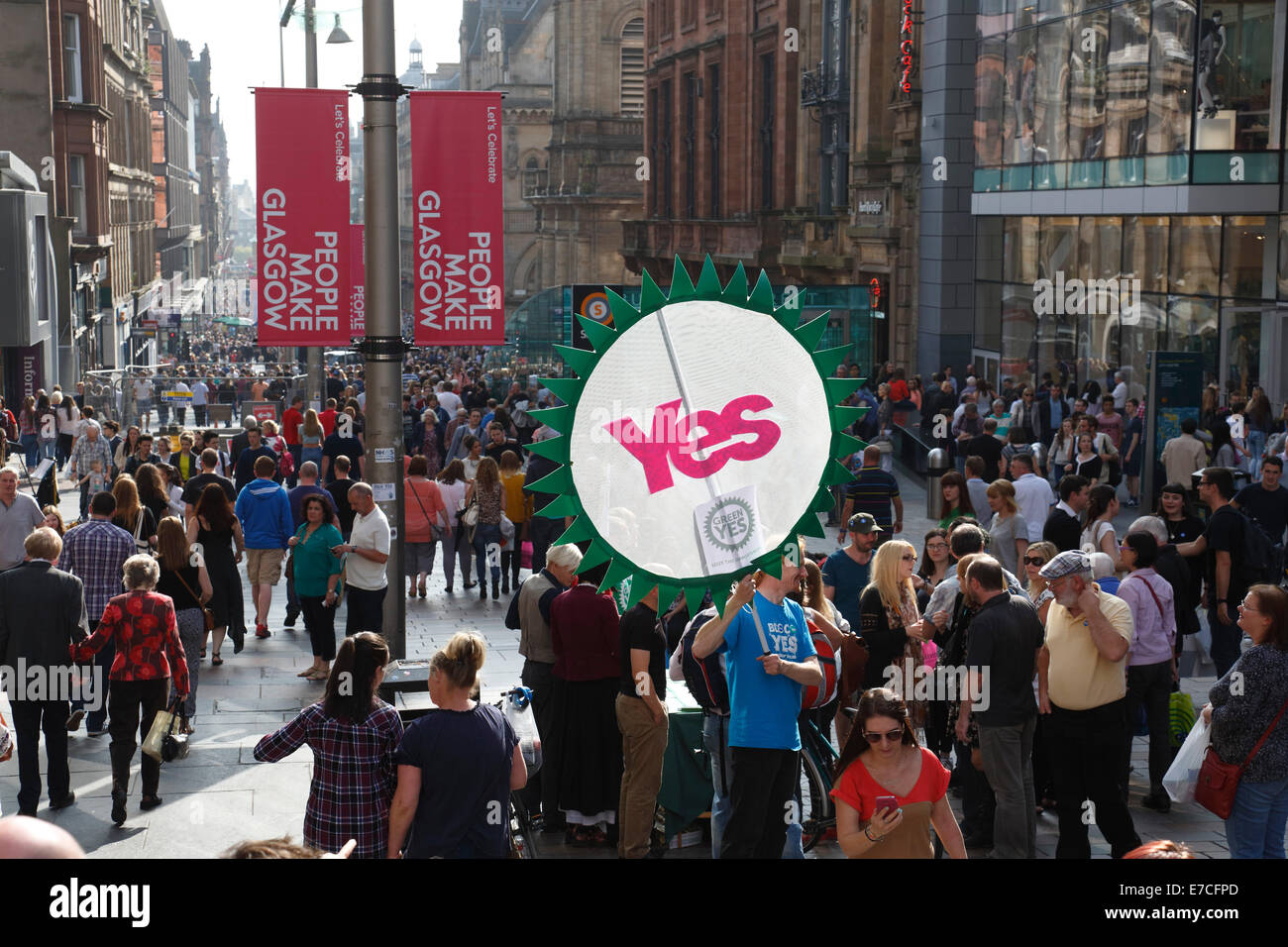 Buchanan Street, Glasgow, Schottland, Großbritannien, Samstag, 13. September 2014. Am letzten Wochenende, bevor sie am Donnerstag zu den Umfragen gehen, gehen die Grünen-Aktivisten in die Innenstadt, um Ja-Stimmen zu prüfen Stockfoto