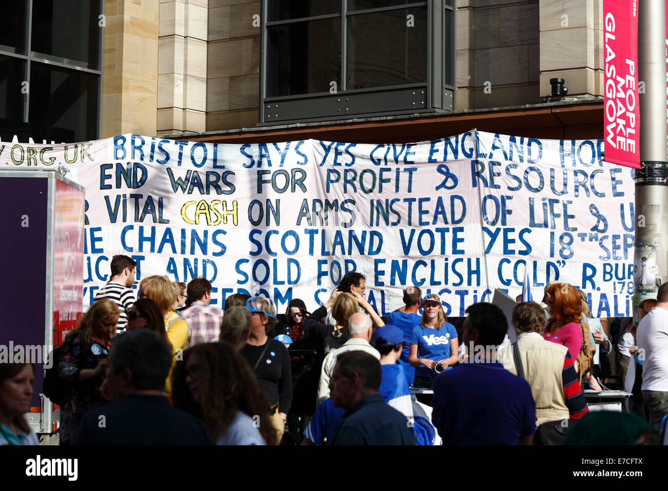 Buchanan Street, Glasgow, Schottland, Großbritannien, Samstag, 13. September 2014. Am letzten Wochenende vor den Wahlen am Donnerstag Yes Vote Aktivisten nehmen in die Innenstadt, um die Wähler zu prüfen Stockfoto