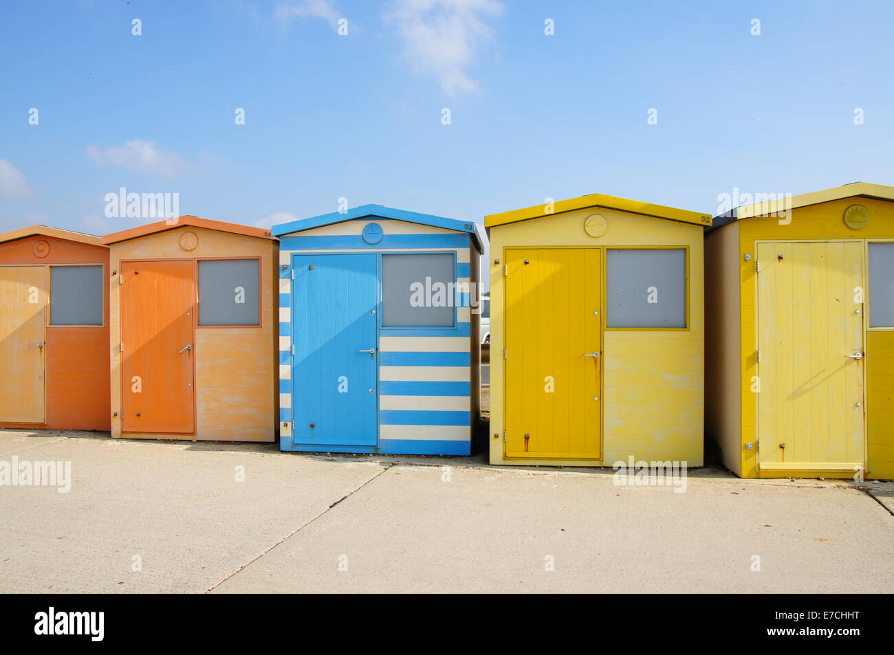 Bunte Strandhäuschen am Seaford East Sussex England Vereinigtes Königreich UK Stockfoto