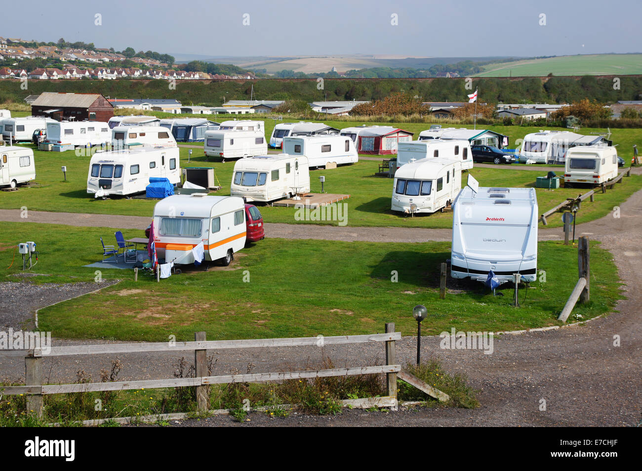 Ein Wohnwagen-Stellplatz, Wohnmobile Wohnwagen Wohnmobile Wohnmobile neben dem Strand in Seaford East Sussex England Großbritannien Stockfoto