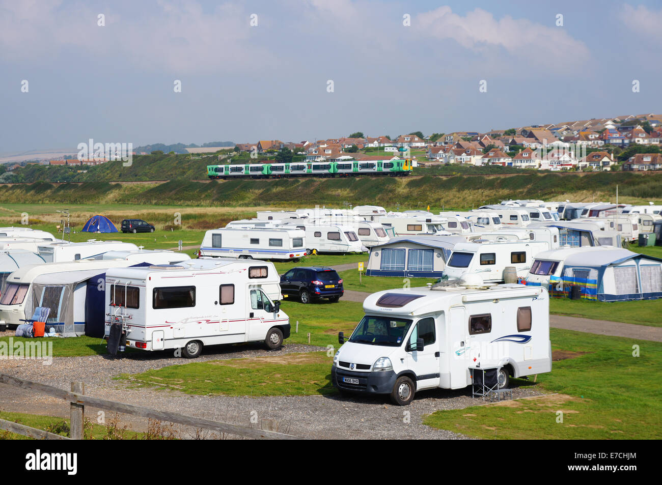 Ein Wohnwagen-Stellplatz, Wohnmobile Wohnwagen Wohnmobile Wohnmobile neben dem Strand in Seaford East Sussex England Großbritannien Stockfoto