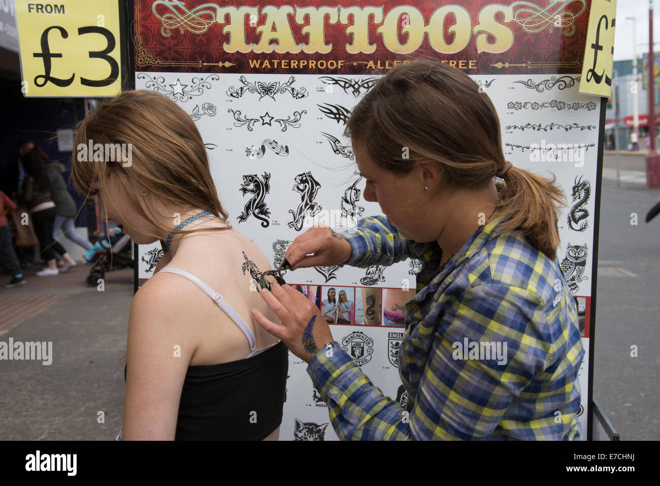 Übertragen Sie Tattoo auf ein Teenager-Mädchen Blackpool UK angewendet wird Stockfoto