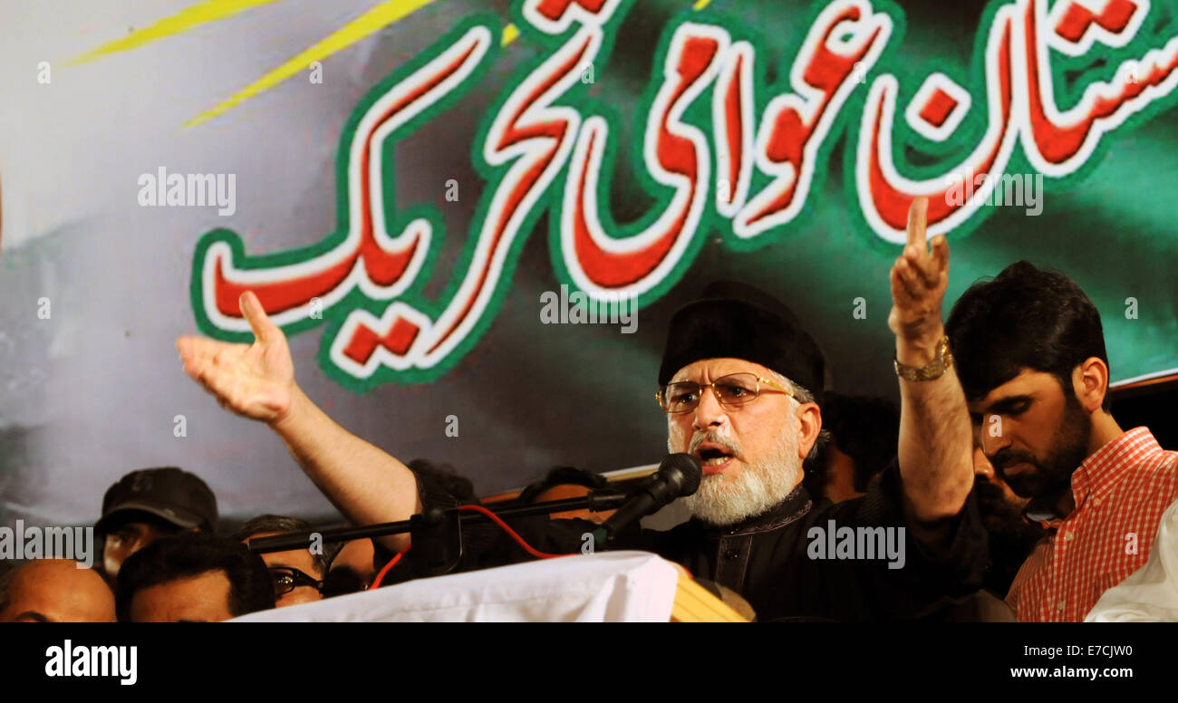 Islamabad, Pakistan. 13. Sep, 2014. Religionsführer Tahir-Ul-Qadri spricht zu seinen Anhängern während einer Anti-Regierungs-Protest vor dem Parlamentsgebäude in Islamabad, der Hauptstadt von Pakistan, am 13. September 2014. © Ahmad Kamal/Xinhua/Alamy Live-Nachrichten Stockfoto