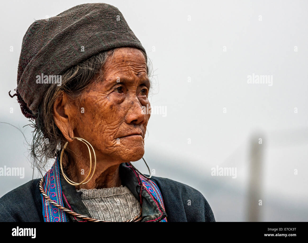 Nahaufnahme des Hmong Seniorin gegen grauen Himmel. Stockfoto
