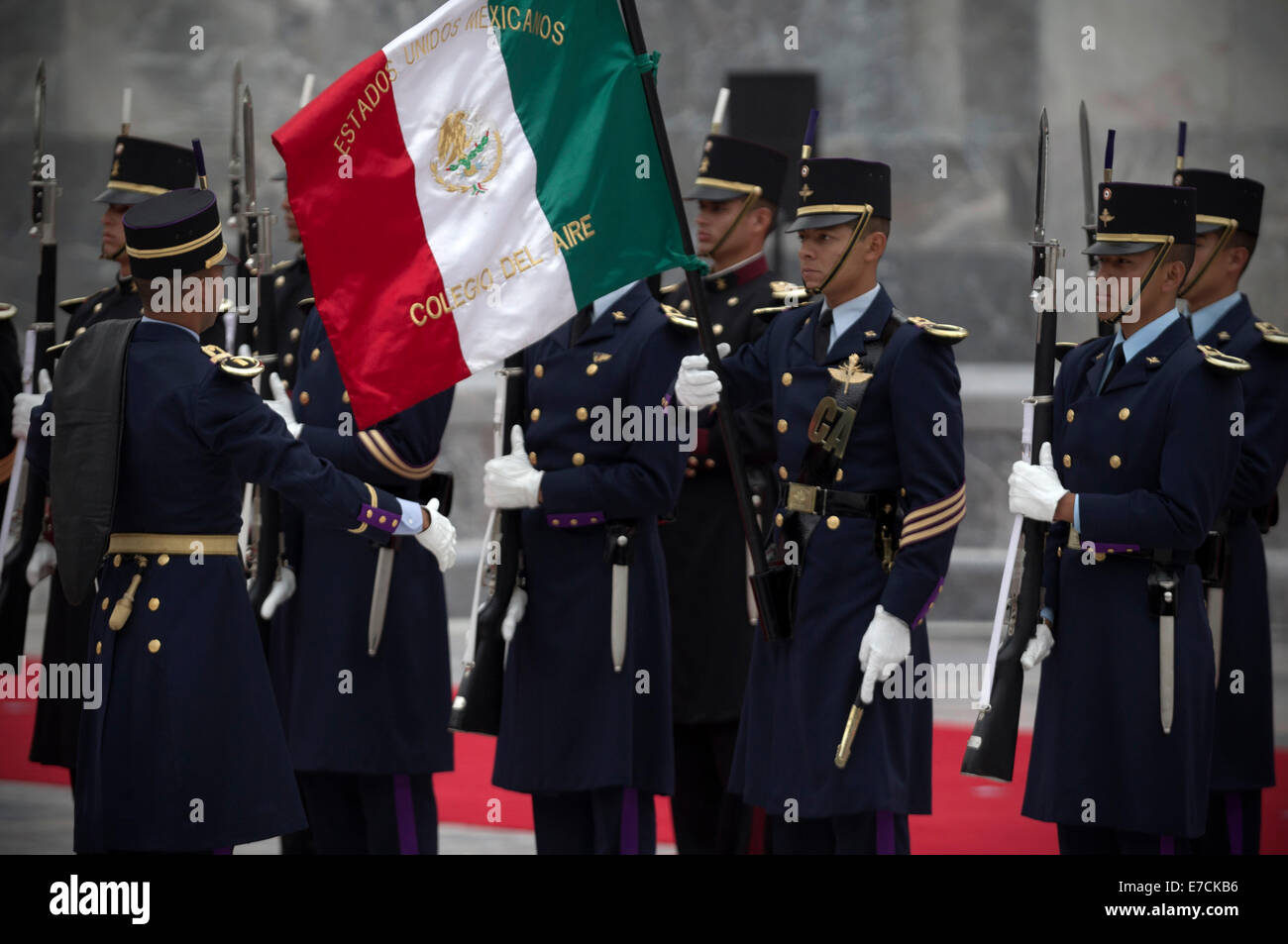 Mexico City, Mexiko. 13. Sep, 2014. Kadetten der Militärschule nehmen Teil an der Zeremonie zum 167. Jahrestag der Heldentat des heroischen Kinder von Chapultepec, im Wald von Chapultepec in Mexiko-Stadt, Hauptstadt von Mexiko, am 13. September 2014. Der Held Kinder starb am 13. September 1847 das Schloss Chapultepec zu verteidigen, während der Schlacht von Chapultepec des Mexikanisch-Amerikanischen Krieges. © Alejandro Ayala/Xinhua/Alamy Live-Nachrichten Stockfoto