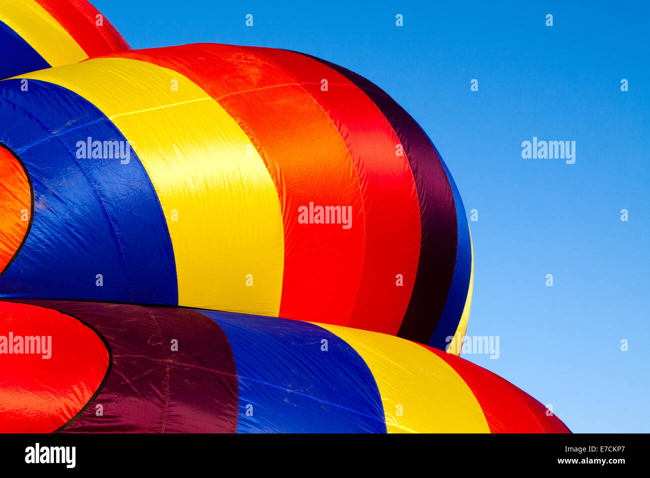 Detail eines Heißluft-Ballon wird aufgeblasen im frühen Morgenlicht Stockfoto