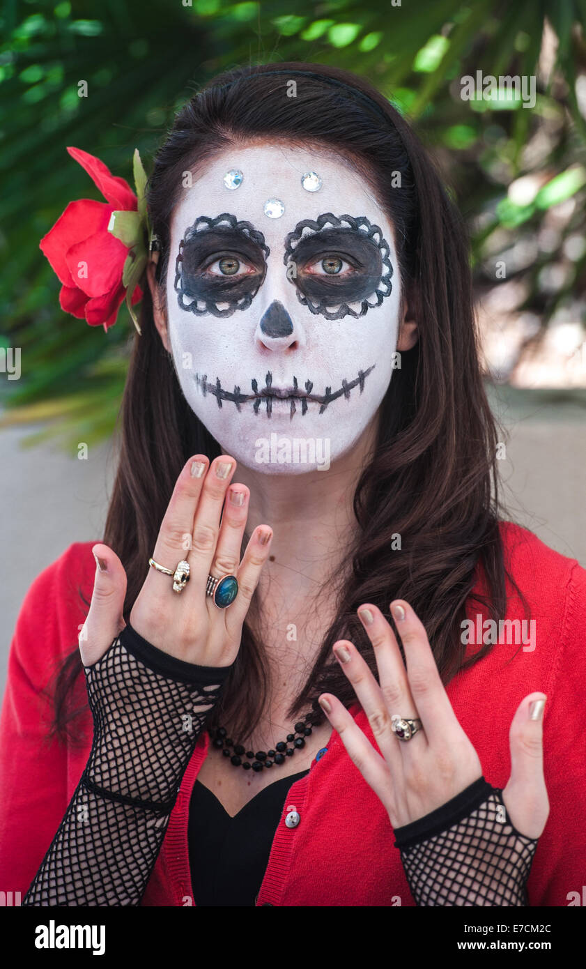 Eine Frau mit ihrem Gesicht gemalt als ein Schädel an das 2013 "Dia Del Muerto" Happening im Santa Barbara Museum of Art, Stockfoto