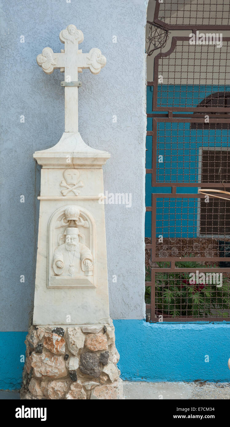 A cross-Sockel an der griechisch-orthodoxen Metropoliten-Kirche in der Altstadt von Nazareth, Israel marmoriert Stockfoto