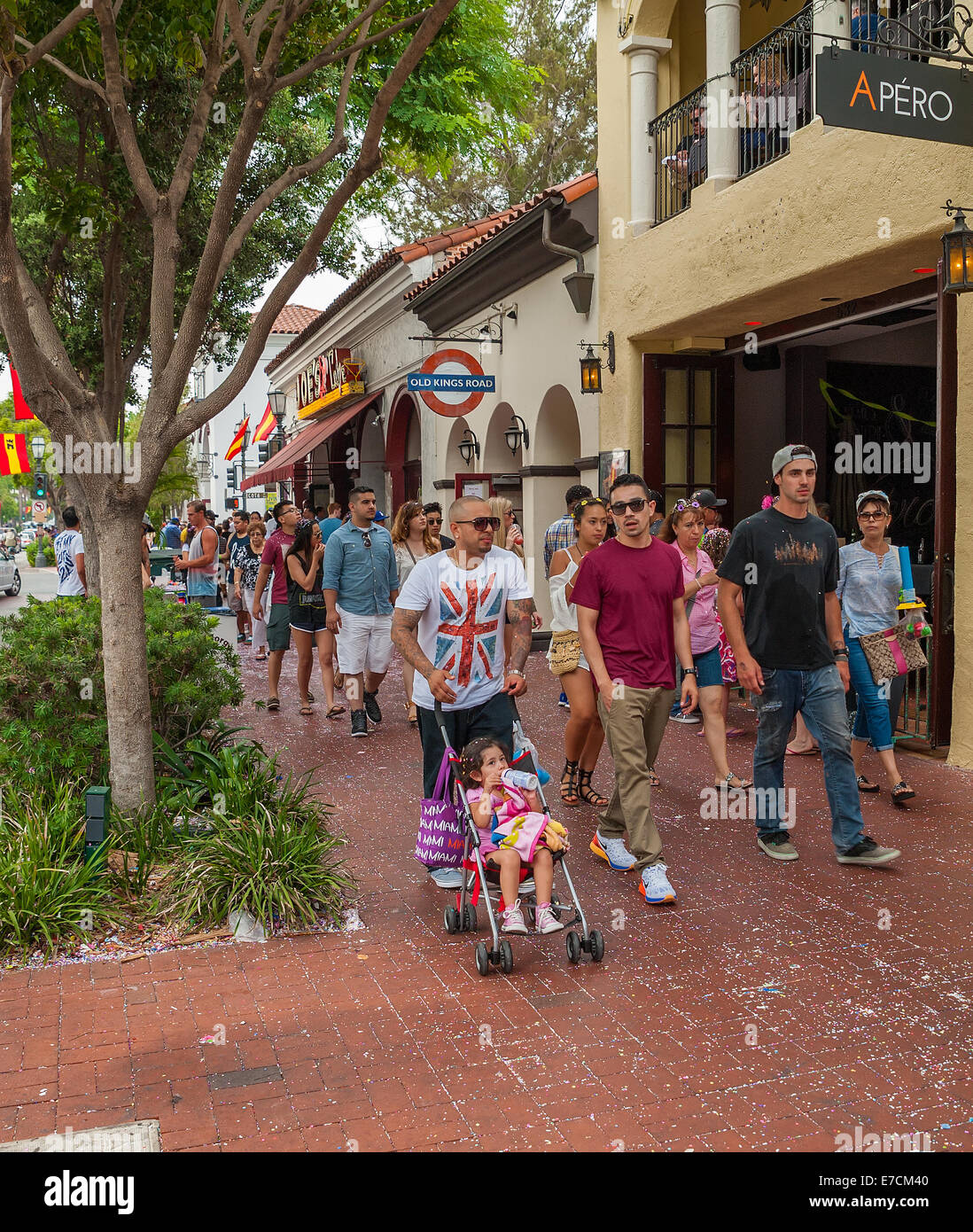 Die Menschen gehen im Santa Barbara Haupt "State Street' während ' alten spanischen Zeiten. Boden ist übersät mit Konfetti Stockfoto