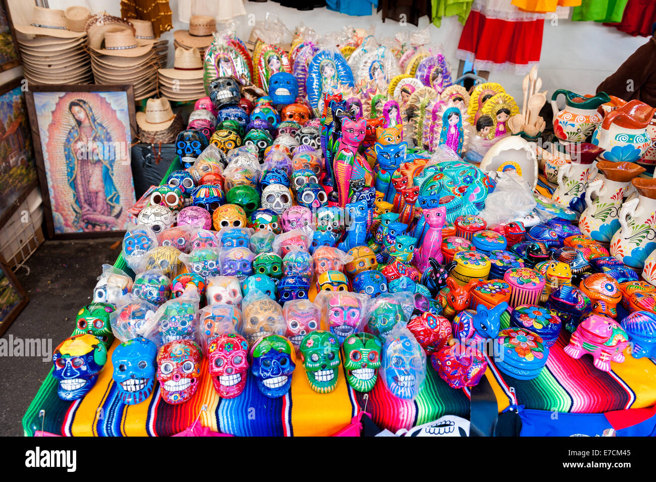 Bemalte Keramik Schädel und andere handgemachte waren zum Verkauf in Santa Barbara Fiesta. "alte spanische Zeit" Stockfoto