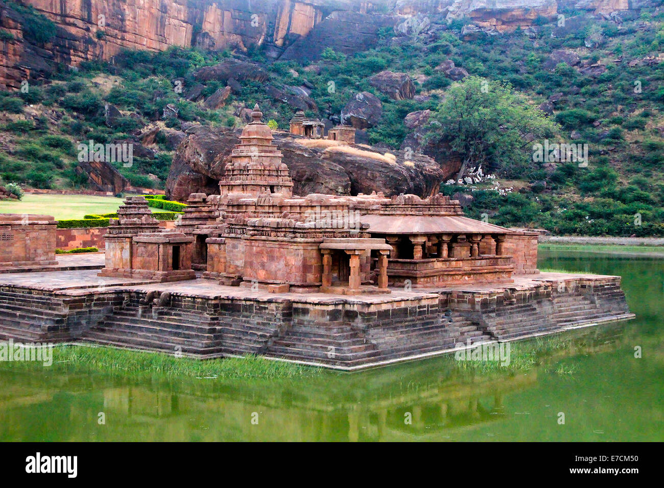 Bhuthanatha-Tempel in Agasthya Teertha See in Badami, Karnataka, Indien, Asien Stockfoto