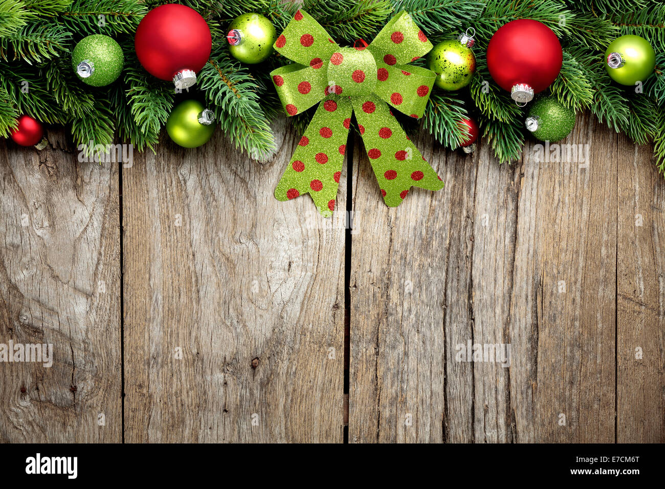 Tanne Zweig und Weihnachtskugeln auf hölzernen Hintergrund Stockfoto