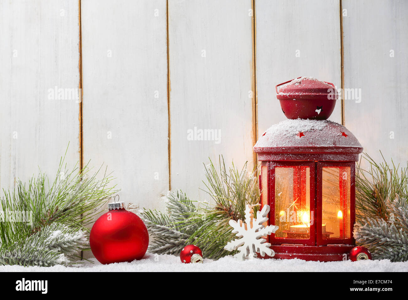 Christmas Ball, Laterne und Tanne Zweig auf Holzbrett. Stockfoto