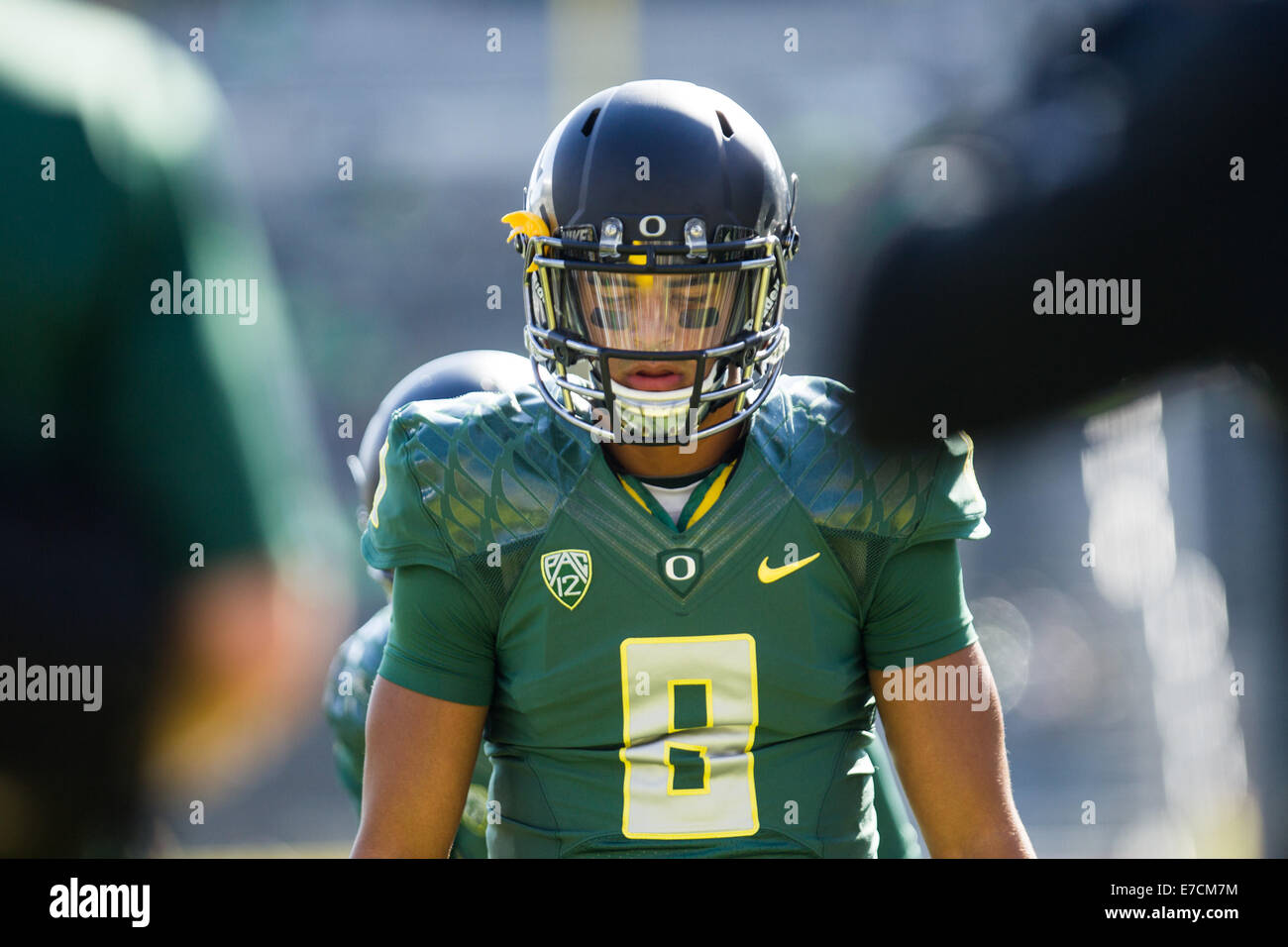 13. September 2014 - wärmt MARCUS MARIOTA (8) vor Anpfiff. Der University of Oregon spielt Wyoming Autzen Stadium am 13. September 2014. © David Blair/ZUMA Draht/Alamy Live-Nachrichten Stockfoto