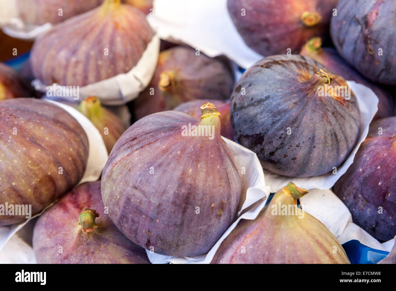 Feigen in Bauernmarkt. Stockfoto