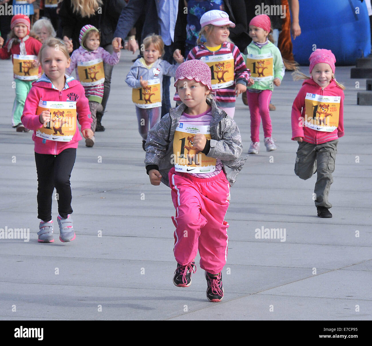 Tallinn, Estland. 13. Sep, 2014. Kinder laufen in einem 300m langen Rennen am internationalen Kinder Mini-Marathon in Tallinn, der Hauptstadt von Estland, am 13. September 2014. Etwa 5.000 estnischen und internationalen Kinder im Alter von 2-12 Jahren nahmen an der Veranstaltung. © Viktor Vesterinen/Xinhua/Alamy Live-Nachrichten Stockfoto
