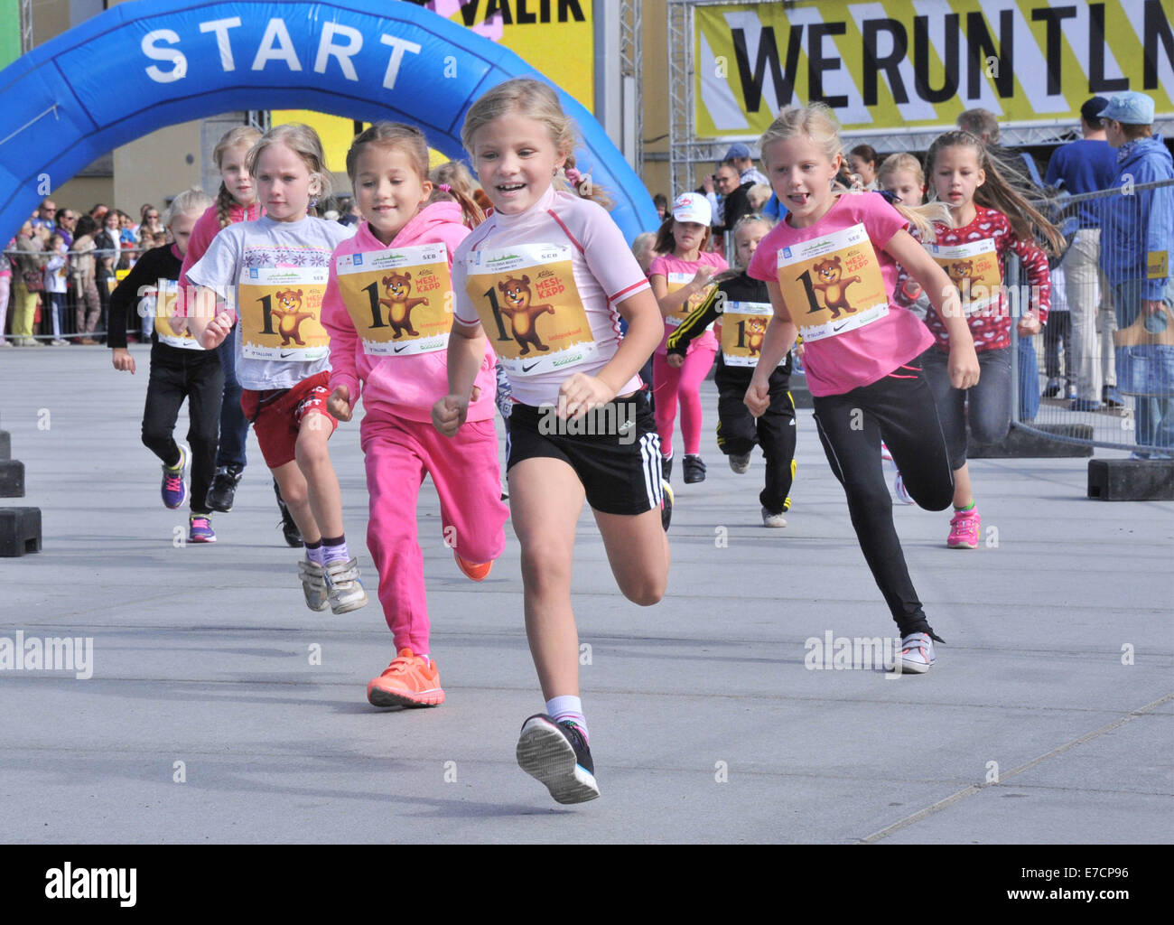Tallinn, Estland. 13. Sep, 2014. Kinder laufen in einem 300m langen Rennen am internationalen Kinder Mini-Marathon in Tallinn, der Hauptstadt von Estland, am 13. September 2014. Etwa 5.000 estnischen und internationalen Kinder im Alter von 2-12 Jahren nahmen an der Veranstaltung. © Viktor Vesterinen/Xinhua/Alamy Live-Nachrichten Stockfoto