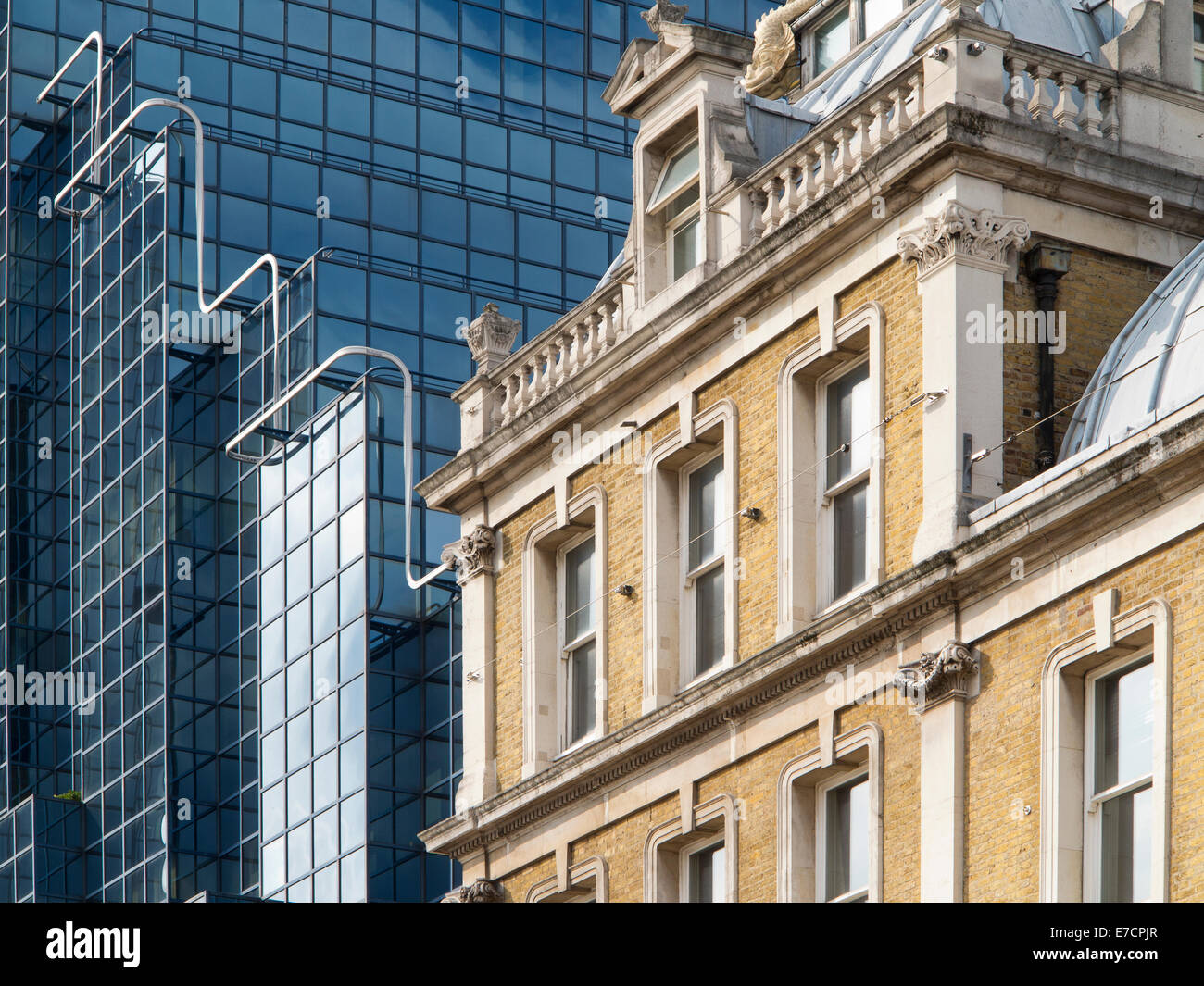 High-Tech-moderne Büro neben traditionellen gelben Backsteingebäude London England Stockfoto