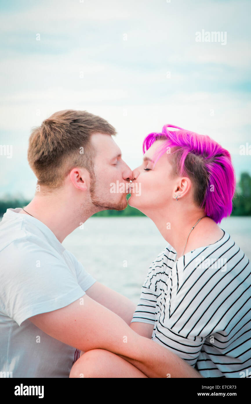 Nahaufnahme eines jungen Paares besuchen am Flussufer Stockfoto