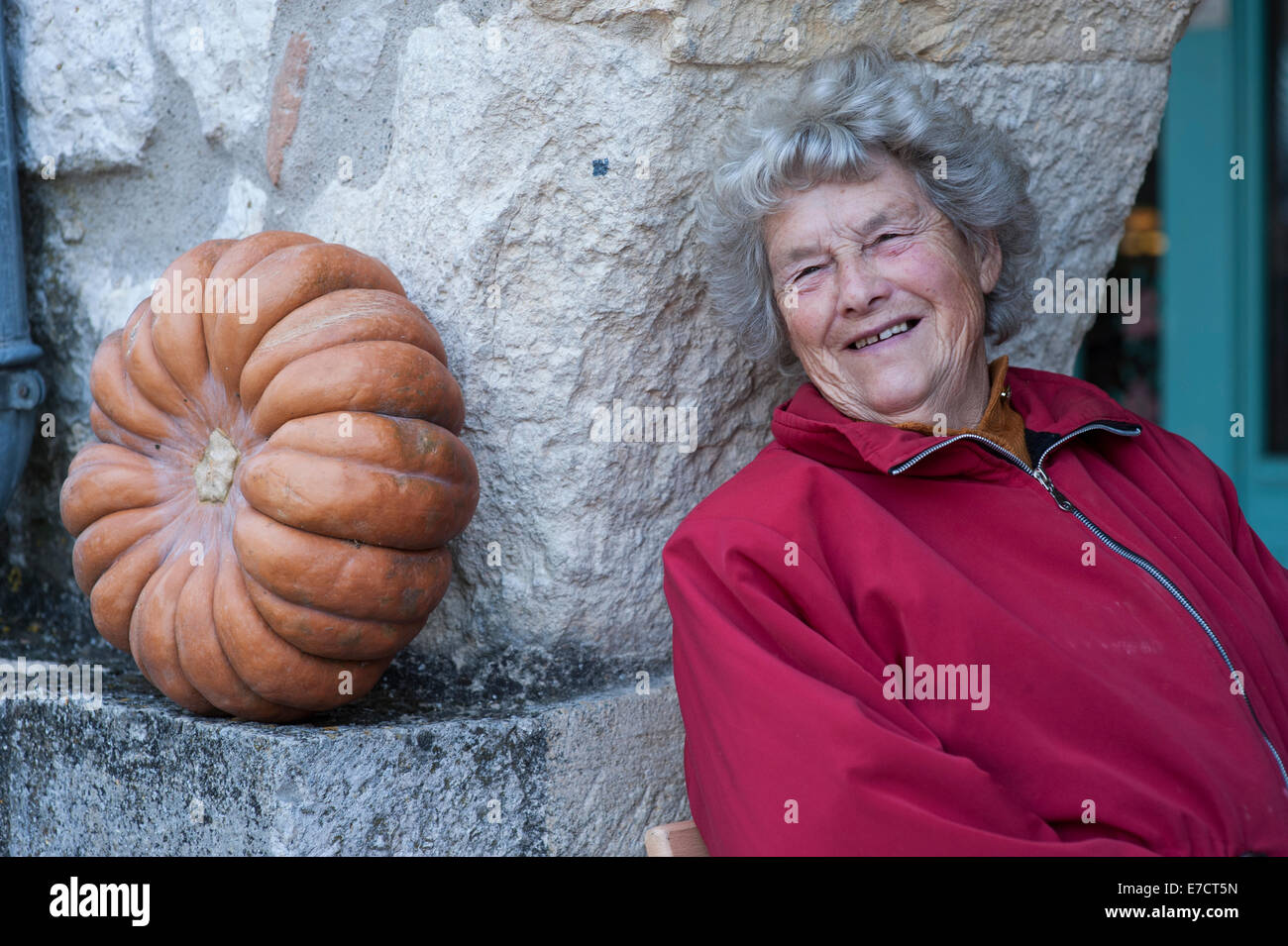 Lächelnde ältere Frau mit Kürbis Stockfoto