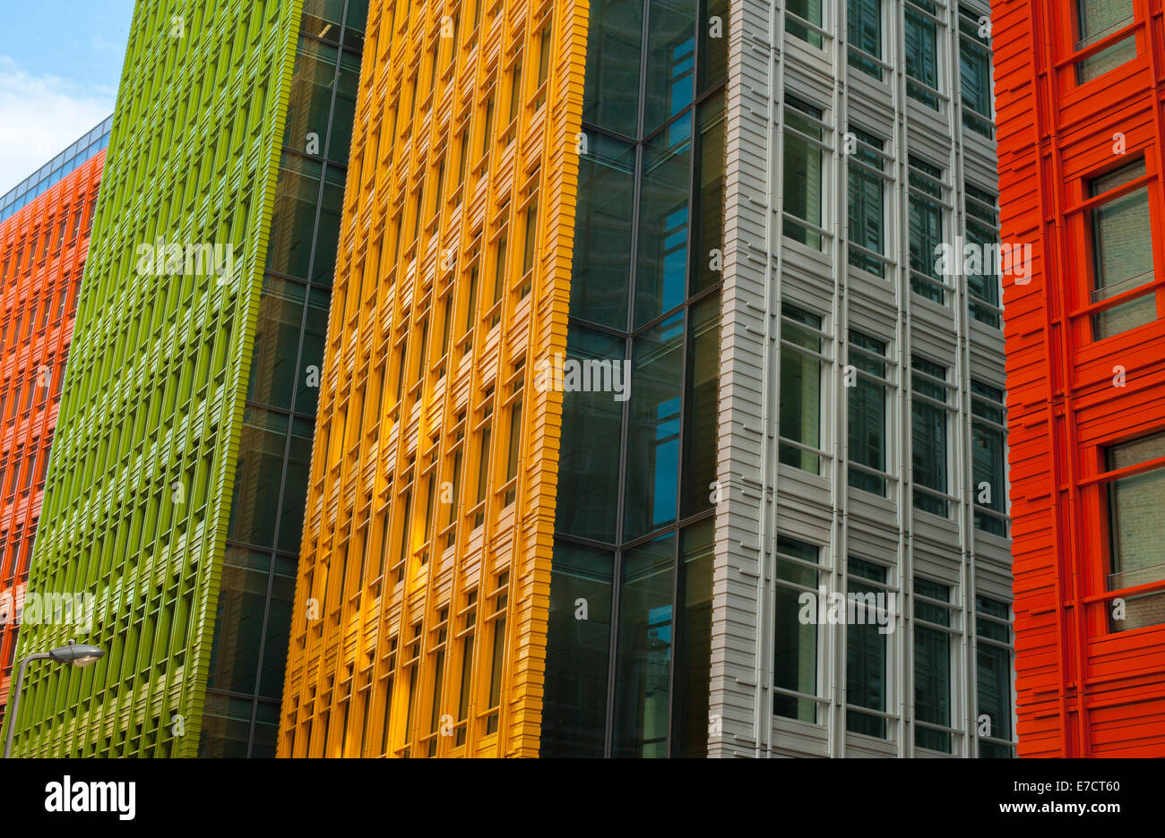 Bunt und abstrakte Ansicht eines modernen Bürogebäudes Stockfoto