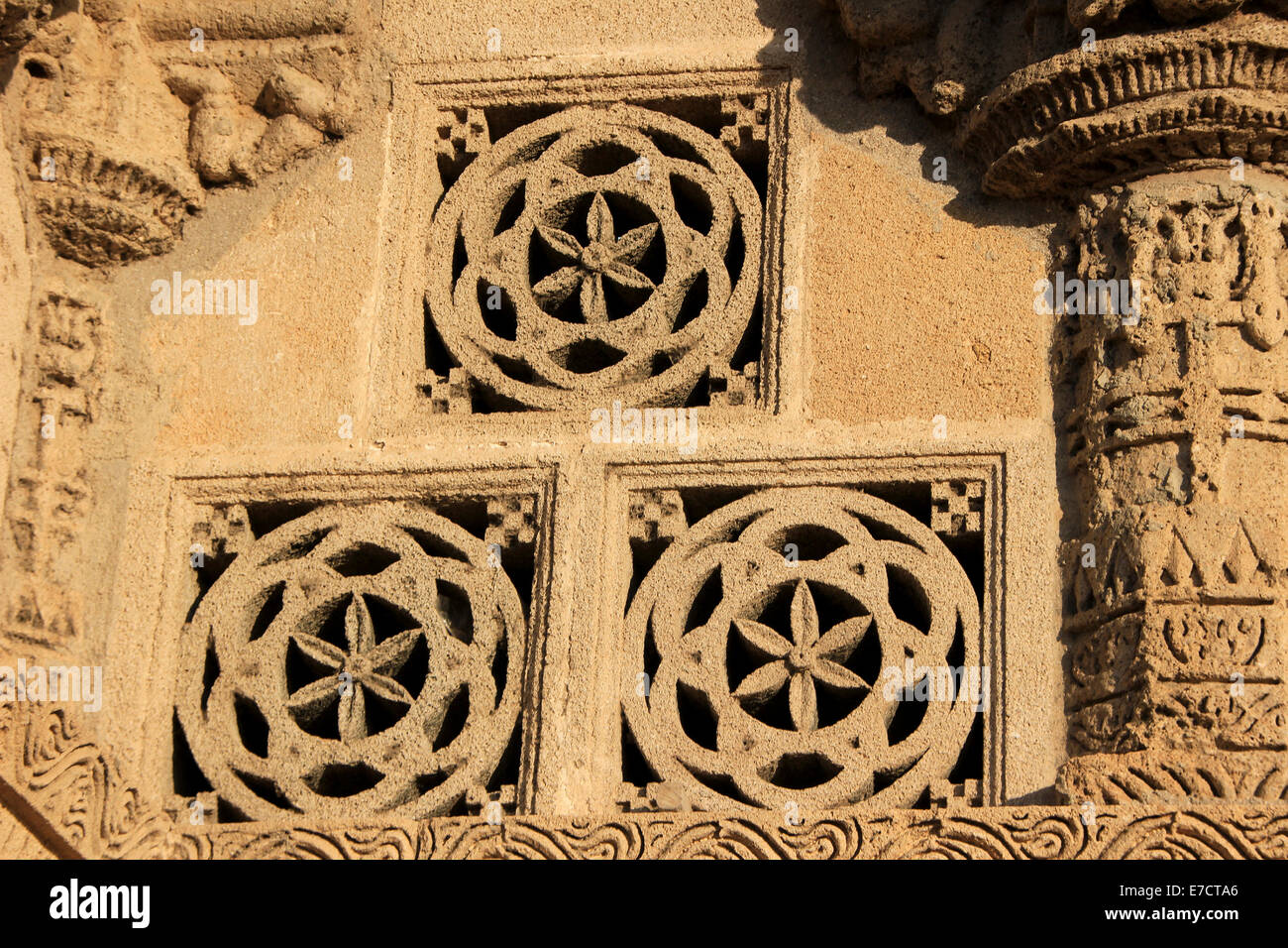 Schön geschnitzten Stein Ventilatoren am Rukmini Tempel, Dwaraka, Gujarath, Indien, Asien Stockfoto