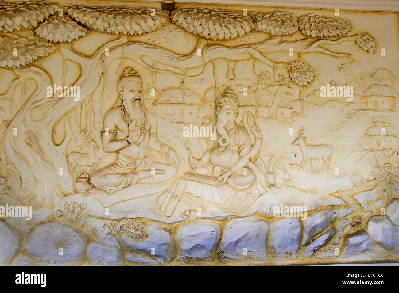 Wandpaneel Shaktinagara Gopalakrishna Tempel Darstellung Maharishi Vyas diktieren, Geschichte der epischen Mahabhatata, Ganesha, Mangal Stockfoto