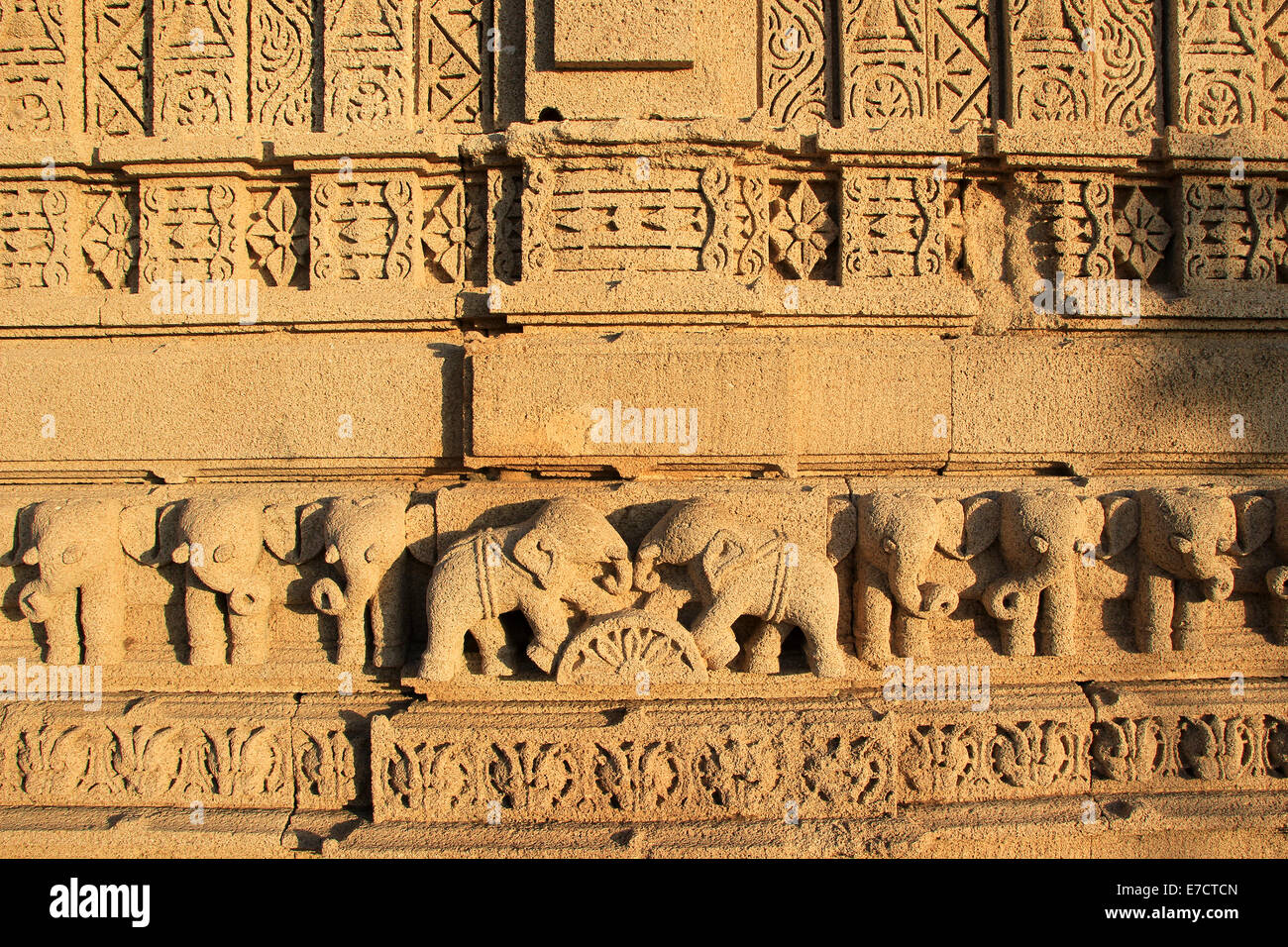 Radierung von Elefanten in verschiedenen Haltungen auf der Steinmauer am Rukmini Tempel, Dwaraka, Gujarath, Indien, Asien Stockfoto