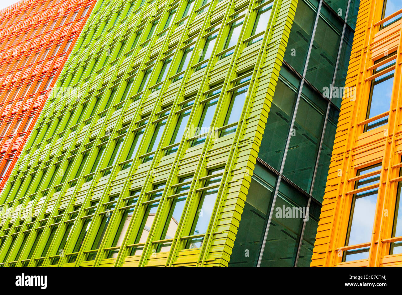 Bunt und abstrakte Ansicht eines modernen Bürogebäudes Stockfoto