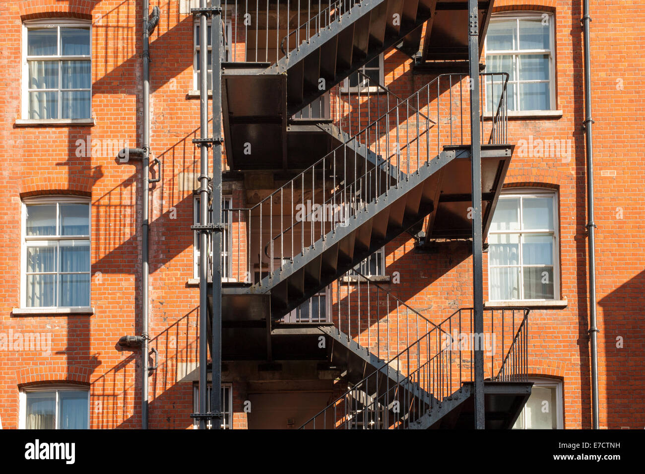 Feuerleiter auf einem Backsteingebäude in London, England Stockfoto