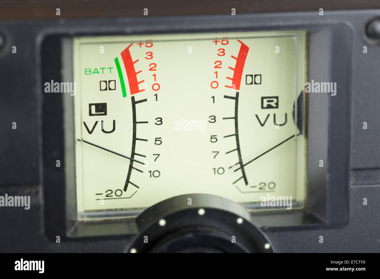 VU-Meter, Audiosignal Volumeneinheit mit Nadeln auf niedrigen Niveau Stockfoto